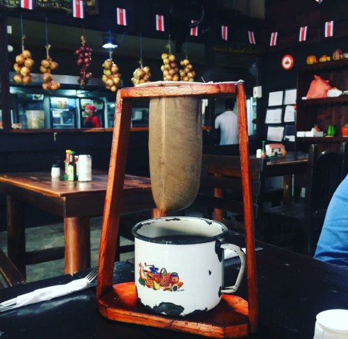 A chorreador is a typical coffee maker in Costa Rica. It is easy to use and  it makes delicious coffee! #CostaR…